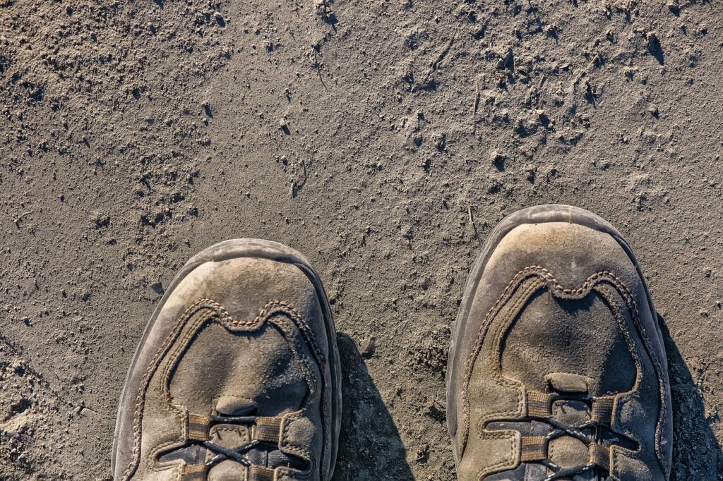 dusty, walking boots, piste-3775491.jpg
